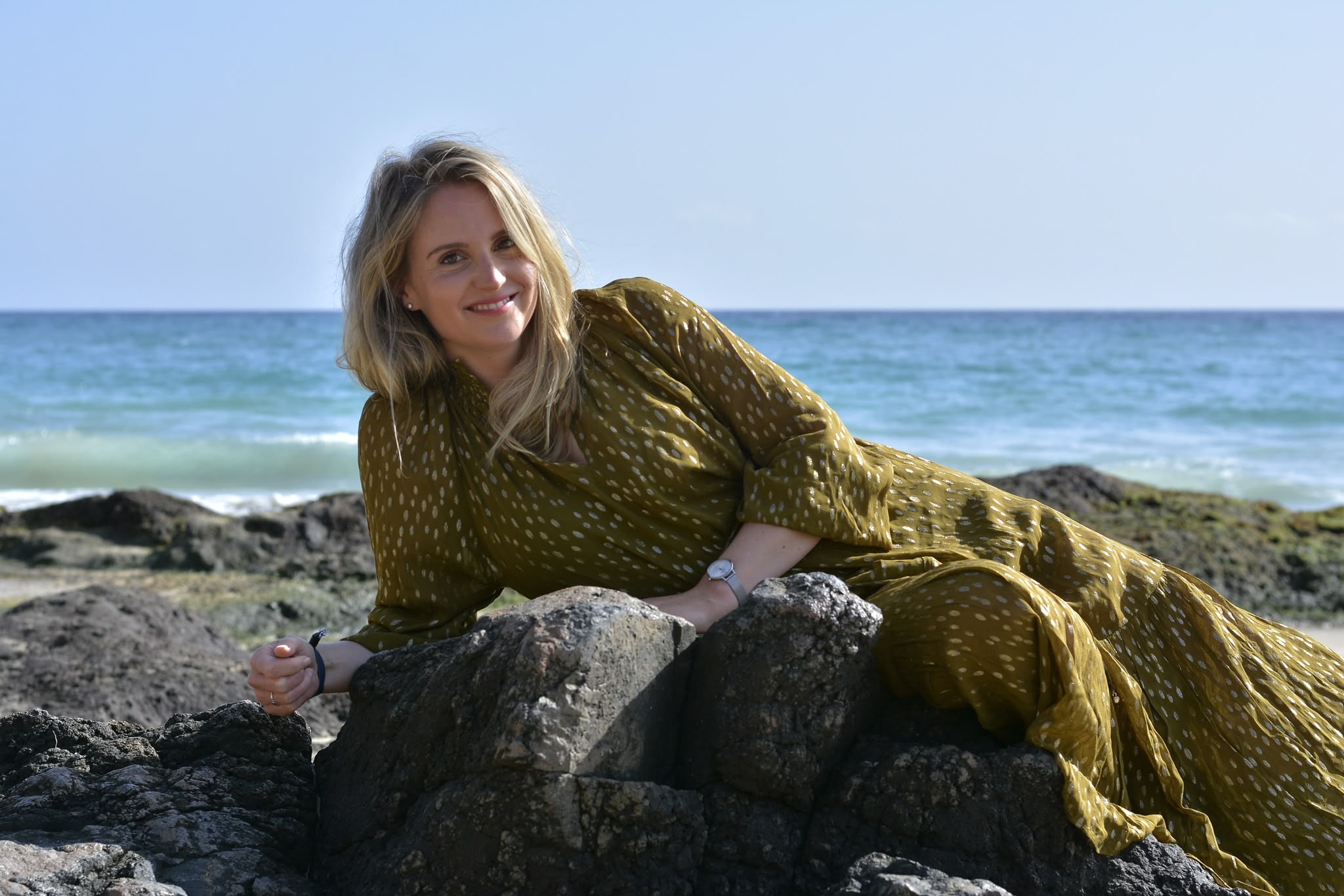 Vanessa Frankenstein am Meer in weiter natürlicher Umgebung
