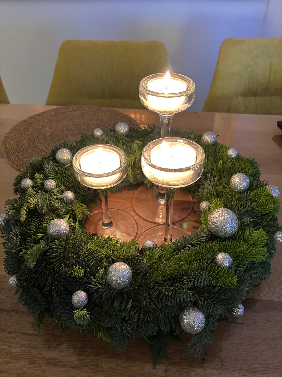 Adventskranz mit Kerzen als Beispiel für den DIY-Workshop